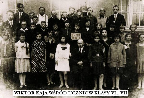 Wiktor Kaja wśród uczniów klasy VI i VII
